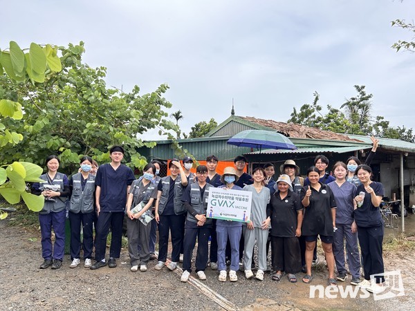 충북대학교 국제수의봉사단이 베트남 하노이에서 수의료봉사를 하고 기념 촬영을 하고 있다. 사진 녹십자수의약품