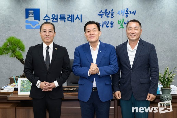 (사진 왼쪽부터) 프레드 정 풀러턴시, 이재준 수원특례시장, 이웅종 KCMC문화원장. 사진 KCMC문화원