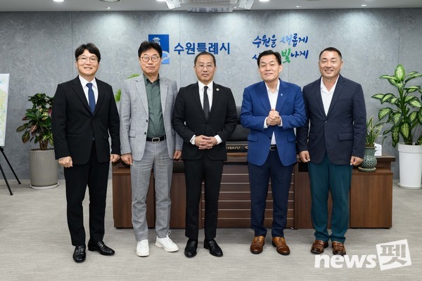 (사진 왼쪽 두 번째부터) 김상덕 한국펫사료협회 회장, 프레드 정 풀러턴시, 이재준 수원특례시장, 이웅종 KCMC문화원장. 사진 KCMC문화원