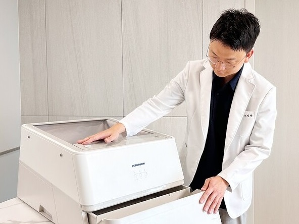 페스룸 자문 오인환 수의사가 ‘페스룸 루푸 자동 화장실’을 살피고 있는 모습. 사진 페스룸