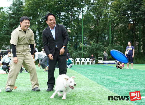 ‘서대문 내품애(愛)프렌즈’ 발대식에서 이성헌 구청장(오른쪽)이 반려견 원반(프리스비, frisbee) 물어오기 시범을 보이고 있다. 사진 서대문구