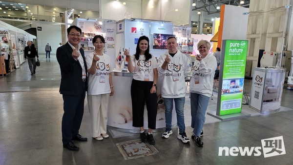 PARKZOO 박람회에 참여한 펫레전드의 김재근 대표(맨 왼쪽), 현지법인 대표와 현지법인 임직원들. 사진 펫레전드