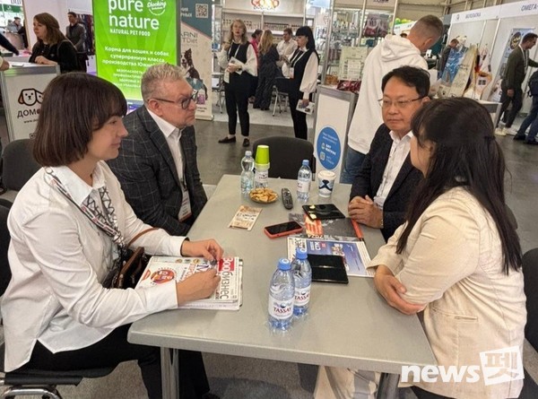 펫레전드의 김재근 대표(오른쪽에서 두 번째)가 러시아 최대 펫저널사인 ZOOINFORM와 인터뷰하고 있다. 사진 펫레전드