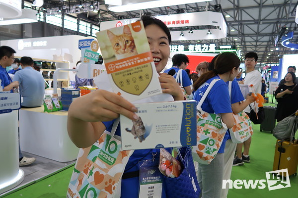 홍보물을 나눠주는 행사요원들. 사진 펫페어아시아홍보국