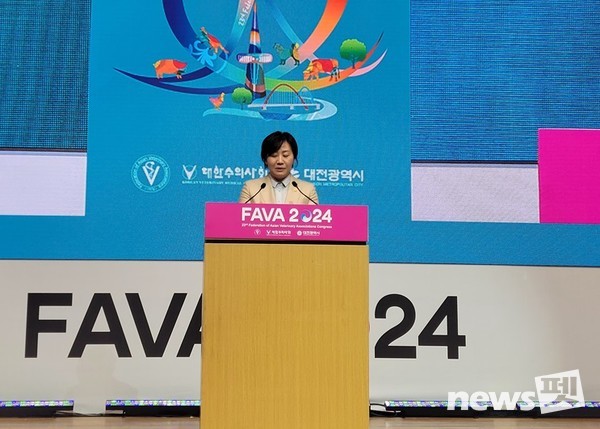 송미령 농림축산식품부 장관이 25일 대전컨벤션센터에서 열린 ‘제23차 아시아･태평양 수의사대회(the 23rd FAVA Congress)’에서 축사를 하고 있다. ⓒ뉴스펫