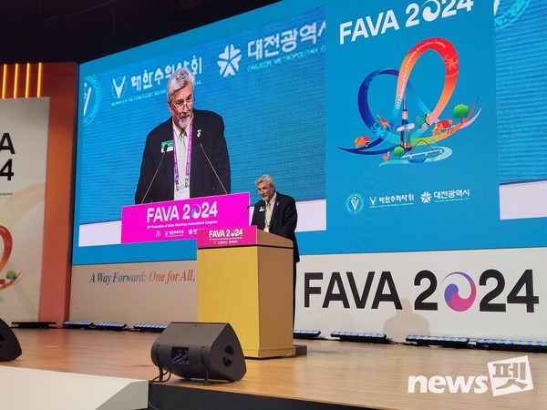 존 드종 세계수의사회 회장이 25일 대전컨벤션센터에서 열린 ‘제23차 아시아･태평양 수의사대회(the 23rd FAVA Congress)’에서 축사를 하고 있다. ⓒ뉴스펫