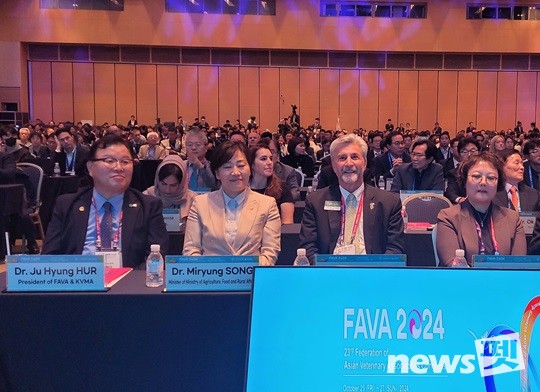 (사진 왼쪽부터) 허주형 신임 아시아태평양 수의사회 회장, 송미령 농림축산식품부 장관, 존 드종 세계수의사회장, 김정희 농림축산검역본부장. ⓒ뉴스펫