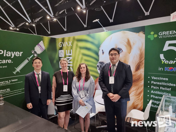 녹십자수의약품 해외사업실 김남형 이사(사진 왼쪽), 차재성 매니저(오른쪽)가 해외바이어(가운데)와 계약상담을 하고 기념 촬영을 하고 있다. 사진 녹십자수의약품