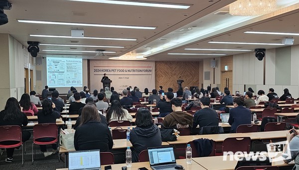 15일 소경민 국립축산과학원 연구원이 경기 일산 킨텍스에서 열린 ‘2024 KOREA PET FOOD & NUTRITION FORUM’에서 주제 발표를 하고 있다. ⓒ뉴스펫