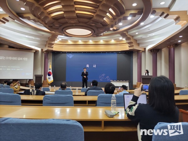 국내외 의료사각지대에 있는 동물들을 대상으로 수의학적 의료활동 및 광견병 퇴치 활동을 전개하고 있는 ‘국경없는 수의사회’가 17일 국회 의원회관에서 ‘2004 국경없는 수의사회 심포지엄’을 개최하고 올해 활동 내역 보고 및 내년도 활동 방향을 제시했다. ⓒ뉴스펫