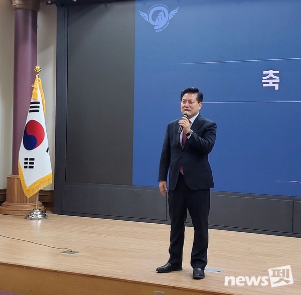 17일 ‘2004 국경없는 수의사회 심포지엄’에서 김재영 국경없는 수의사회 대표가 인사말을 하고 있다. ⓒ뉴스펫