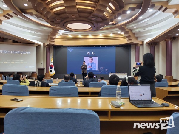 17일 ‘2004 국경없는 수의사회 심포지엄’에서 박홍근 의원(동물복지국회포럼 공동대표)이 축사를 하고 있다. ⓒ뉴스펫