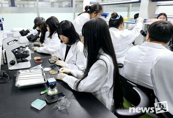 호남대 반려동물산업학과, DGIST 핵심단백질자원센터와 업무협약. 반려동물산업학과 실습 모습. 사진 호남대학교