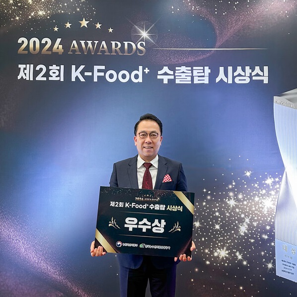 지난 18일 K-펫푸드 전문기업 우리와주식회사는 농림축산식품부가 주관하는 ‘케이푸드플러스(K-Food+) 수출탑’ 시상식에서 적극적인 해외 진출 성과를 인정받아 ‘우수상’을 수상했다. 사진 우리와주식회사
