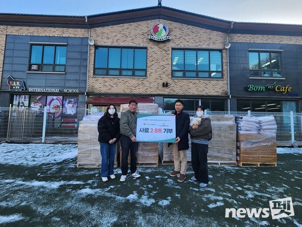 이글벳은 경기도 파주에 위치한 한국유기동물복지협회에 캐나다 프리미엄 브랜드 ‘고,솔루션’ 사료 2.8톤을 기부했다. 사진 이글벳