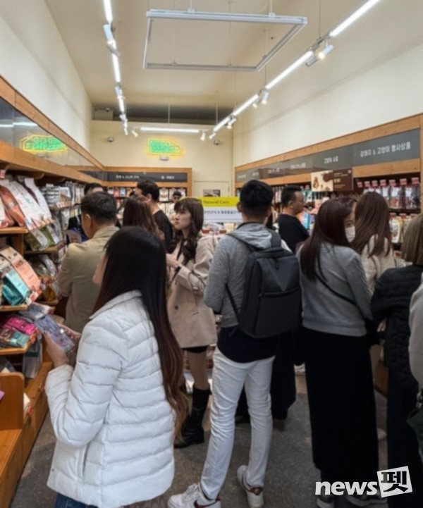 네츄럴코어가 세심한 배료가 필요한 반려동물, 소상공인과의 상생을 위해 개발한 '동행 케어' 제품군이 꾸준한 인기를 얻고 있다. 소매점에서 네츄럴코어 제품을 찾는 고객들 모습. 사진 네츄럴코어