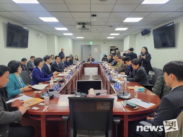 20일 더불어민주당 전국소상공인위원회 위원장 오세희 의원, 송옥주·문대림 국회 농림축산식품해양수산위원회 위원, 한국펫산업연합회가 주최한 ‘반려동물 연관산업 육성 정책간담회’가 국회의원회관에서 열렸다. ⓒ뉴스펫