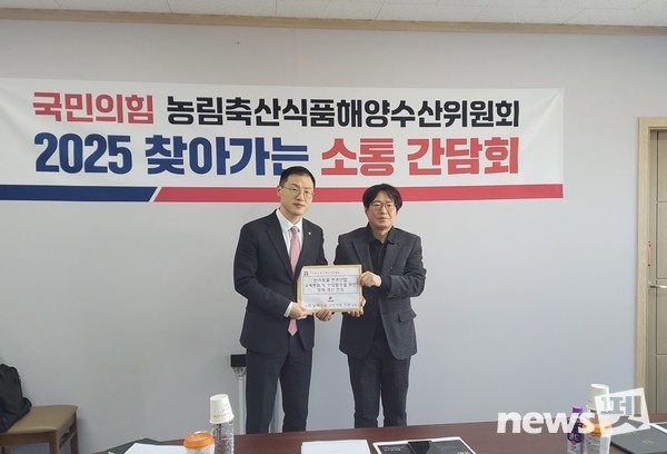 25일 2025년 국민의힘 농림축산식품해양수산위원회 찾아가는 소통 간담회 다섯 번째로 반려동물산업계와의 간담회가 한국펫산업연합회에서 열렸다. 이기재 한국펫산업연회 회장(사진 오른쪽)이 김상욱 국민의힘 의원에게 ‘반려동물 연관산업 규제 완화 및 산업 발전을 위한 정책 개선 건의안’을 전달하고 있다. ⓒ뉴스펫