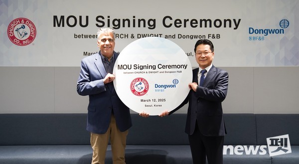 (왼쪽부터) 아룬 히라난다니 처치앤드와이트 부사장과 강용수 동원F&B DNB본부장이 동원그룹 본사에서 업무협약을 맺고 기념 촬영을 하고 있다. 사진 동원F&B