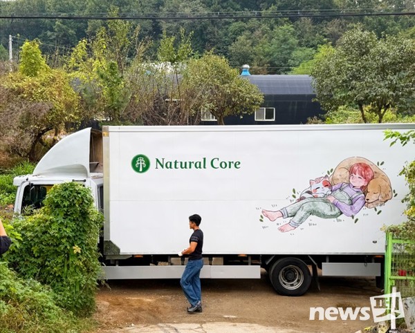 지난 28일 도난당한 산불 피해견을 위한 사료 2톤이 펫푸드 기업 네츄럴코어 제품으로 나타난 가운데, 도난 소식을 접한 네츄럴코어(대표 이진영)는 사료 2톤을 기부하겠다고 밝혀 감동을 주고 있다. 사진은 지난해 10월 네츄럴코어 임직원들이 경기 시흥시에 소재한 유기견 구조·보호시설 ‘사단법인 유엄빠(유기동물의 엄마아빠)’를 방문, 시설을 후원하고 현장 봉사활동을 진행하는 모습. 사진 네츄럴코어