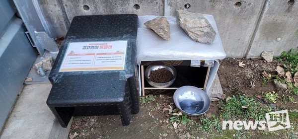 네츄럴코어는 배식소 정비와 함께 길고양이들이 휴식할 수 있는 하우스를 추가로 설치했다. 사진은 한국고양이보호협회의 도움을 받아 설치한 하우스. 사진 네츄럴코어