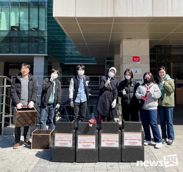 네츄럴코어는 지난달 28일 중앙대학교에 방문해 냥침반 학생들과 함께 길고양이 배식소 4곳을 정비하고 신규 배식소로 교체하는 봉사활동을 진행했다. 사진 네츄럴코어