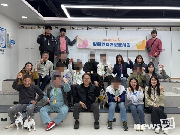 안산대학교(총장 윤동열) 동물매개케어학과는 지난 4일 새롭게 조성된 동물교감치유실에서 지역 내 하나더하기장애인주간보호시설 이용인들을 대상으로 특별 프로그램을 성공적으로 진행했다고 7일 밝혔다. 사진 안산대학교