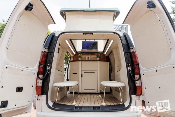 반려동물 이동식 장례서비스 차량 내부. 사진 마포구