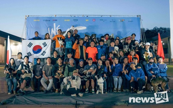 지난달 19~20일 강아지숲에서 개최된 디스크도그 대회 ‘제5회 KDDN 챔피언십’이 성황리에 막을 내린 가운데 참가자들이 기념촬영을 하고 있다. 사진 더존비즈온