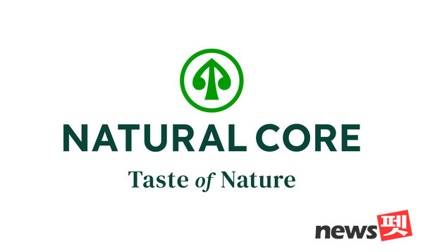 네츄럴코어가 ‘반려동물 가족과 반려동물의 건강하고 행복한 일상’이라는 슬로건 아래 공식 홈페이지를 통해 리뉴얼된 BI를 공개했다. 슬로건에는 ‘반려동물 가족과 반려동물의 일상에 편안함과 즐거움을 더하는 브랜드 경험을 제안하겠다’는 네츄럴코어의 비전이 반영돼 있다. 사진 네츄럴코어