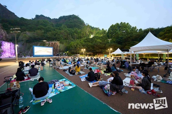 반려인과 반려동물이 함께한 ‘ALL-LIVE: 반려동물 동반 야외상영회’ 현장. 도심 속 자연에서 펼쳐진 이색 영화 체험에 약 500명의 반려인이 참여했다. 사진 환경재단