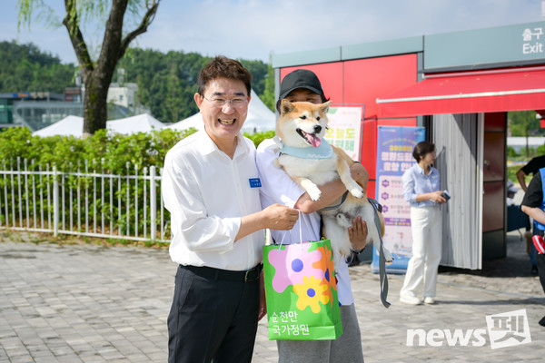 15일 노관규 순천시장을 비롯해 순천만국가정원에서 펫데이 이벤트에 참가한 반려인과 반려견이 기념사진을 찍고 있다. 사진 순천시