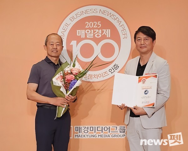한국펫산업연합회 김성일 부회장(왼쪽)이 야옹아멍멍해봐 신용성 대표를 축하하고 있다. ⓒ뉴스펫
