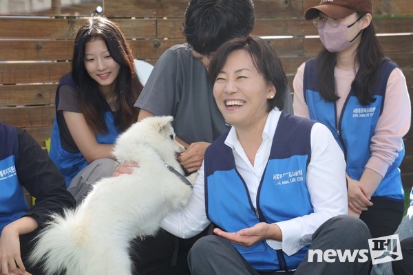 송미령 농림축산식품부장관은 지난해 10월 2일, 서울시 동대문구 동물복지지원센터를 방문, 애니멀 호더에게서 구조돼 동물복지지원센터에서 입양을 기다리고 있는 강아지들의 사회화 훈련 봉사에 참여하고, 현장에서 활동하는 직원과 봉사활동가들을 격려했다. 사진 농림축산식품부