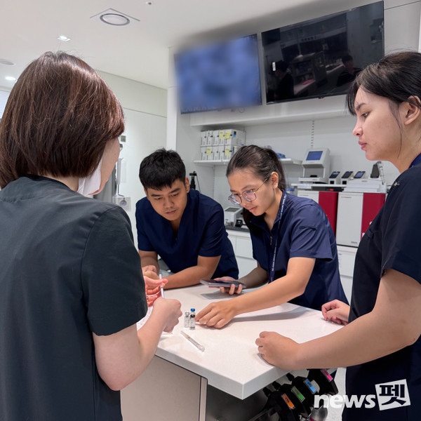 넬동물의료재단에서 베트남 농람대 학생들이 수의사와 함께 임상을 참관하고 있다. 사진 넬동물의료재단