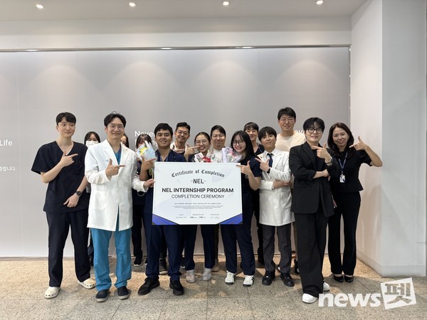 베트남 농람대학교 수의과대학 학생들과 넬동물의료재단 의료진 관계자들이 국제 교류 프로그램 수료식을 마친 후 기념 촬영을 하고 있다. 사진 넬동물의료재단