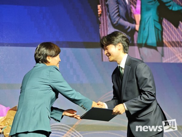 ‘제1회 동물보호의 날’을 기념해 엄태흠 수의사가 동물복지 유공자 표창을 받았다. 사진 넬동물의료재단