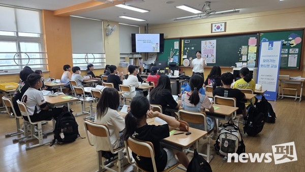 수원시가 지난해 한 초등학교에서 ‘찾아가는 펫티켓 교실’을 열고, 학생들에게 반려동물 에티켓 교육을 하고 있다. 사진 수원특례시