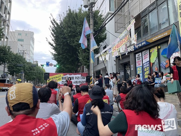 카라 마포 센터 앞에서 매월 셋째주 월요일 저녁 개최되고 있는 '카라 전진경 대표 사퇴 촉구' 시민 집회 모습. [사진=전국민주일반노조 동물권행동 카라지회]